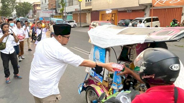 Andi Pahlevi Bagi Takjil ke Pengendari di Jalan Andalas