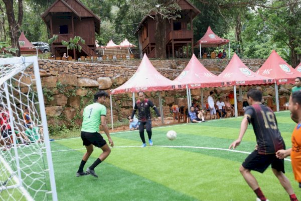 Jalin Silaturahmi, Danny Main Futsal Bareng Anggota DPRD Makassar