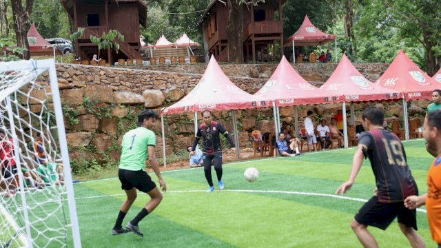 Jalin Silaturahmi, Danny Main Futsal Bareng Anggota DPRD Makassar