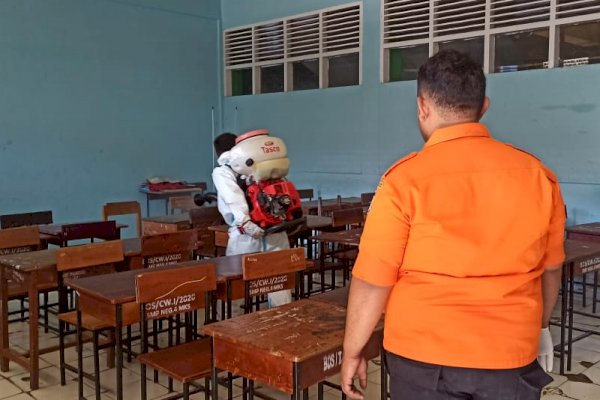 Jelang Tahun Ajaran Baru, Belasan Sekolah di Makassar Disemprot Disinfektan