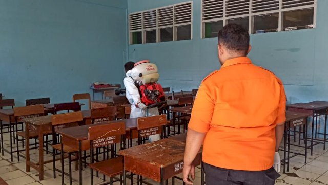 Jelang Tahun Ajaran Baru, Belasan Sekolah di Makassar Disemprot Disinfektan