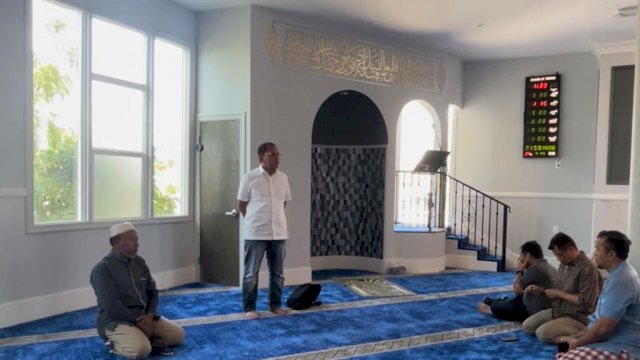 Salat Zuhur di Masjid Atthohir Los Angeles, Danny Harap Dapat Jadi Pusat Komunitas dan Dakwah