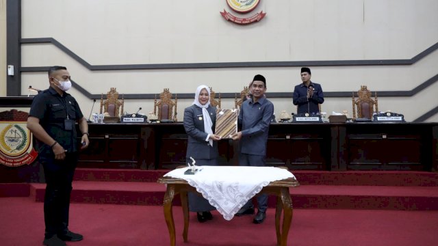 Wakil Walikota dan Ketua DPRD Kota Makassar Tandatangani Perda Perlindungan Guru