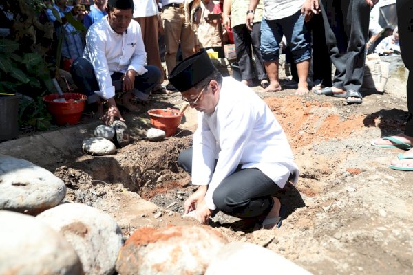 Danny Pomanto dan IAS Kompak Letakkan Batu Pertama Renovasi Masjid Barkatul Ilham