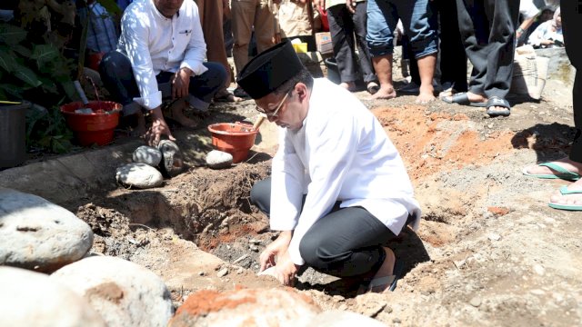 Danny Pomanto dan IAS Kompak Letakkan Batu Pertama Renovasi Masjid Barkatul Ilham