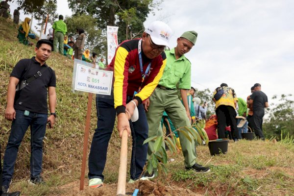 Boyong Pohon Durian, Danny Tanam di Kebun APEKSI Padang