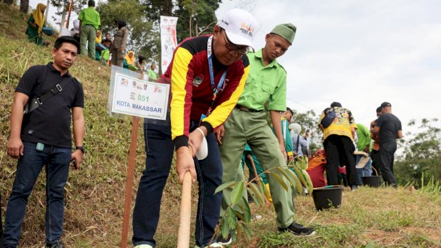 Boyong Pohon Durian, Danny Tanam di Kebun APEKSI Padang