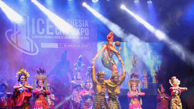 30 Penari Makassar Tampil Maksimal Di APEKSI Padang