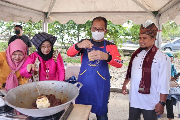 Danny Masak Rendang dan Racik Teh Talua di Hari Ke 3 APEKSI Padang