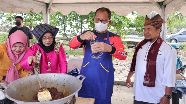 Danny Masak Rendang dan Racik Teh Talua di Hari Ke 3 APEKSI Padang