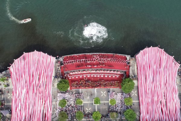 Bendera Merah Putih Selimuti Anjungan Pantai Losari