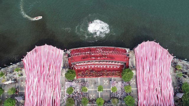 Bendera Merah Putih Selimuti Anjungan Pantai Losari