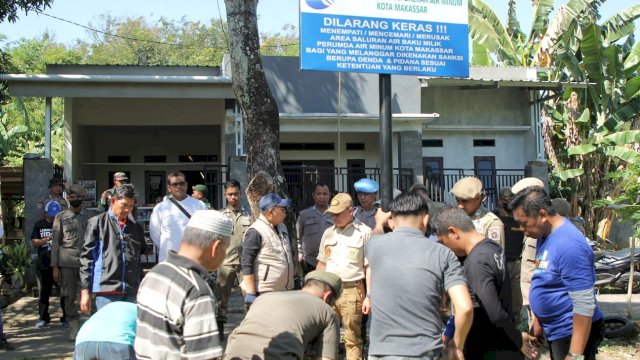 Amankan Aset, Tim PDAM Makassar Pasang Papan Bicara