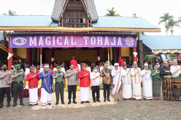 DP dan RL Gunakan Pakaian Adat Toraja di Event Magical Toraja