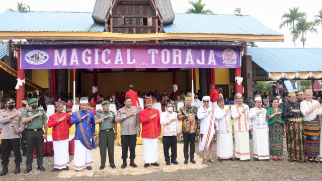 DP dan RL Gunakan Pakaian Adat Toraja di Event Magical Toraja