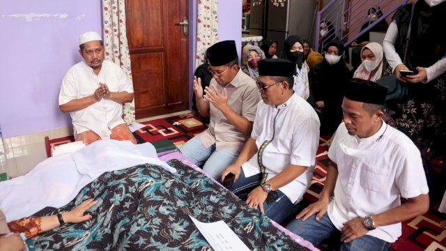 Sekdis Pendidikan Makassar Berduka, Wali Kota Danny Melayat di Rumah Duka