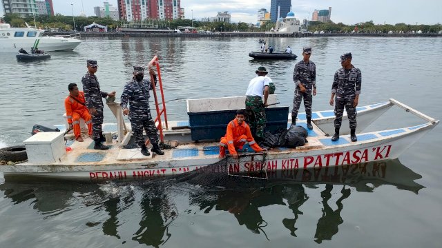 Sukseskan F8, Lantamal Vl Makassar Gelar Aksi Bersih Laut di Kawasan Pantai Losari