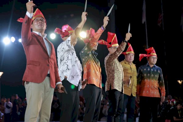 Empat Tokoh Nasional Terima Badik Pusaka Khas Makassar