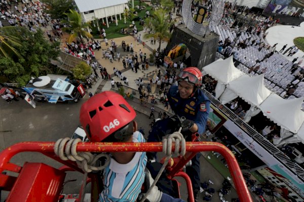 Gratis, Damkar Makassar Ajak Pengunjung F8 2022 Rappelling