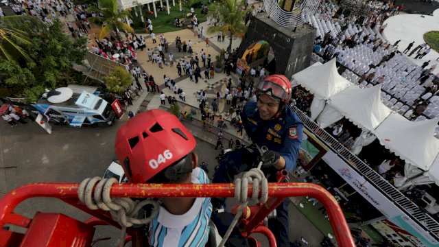 Gratis, Damkar Makassar Ajak Pengunjung F8 2022 Rappelling