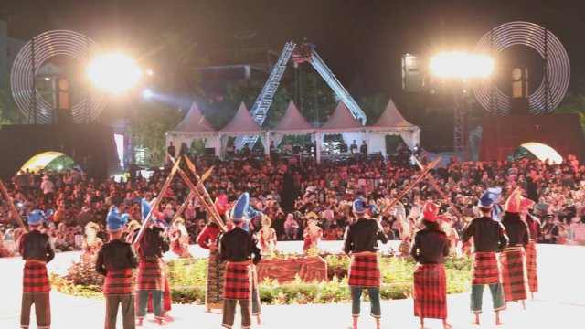 Wali Kota Danny Nonton Langsung Pertunjukan Daeng Mangalle, Inilah Kisah Heroik Anak Makassar