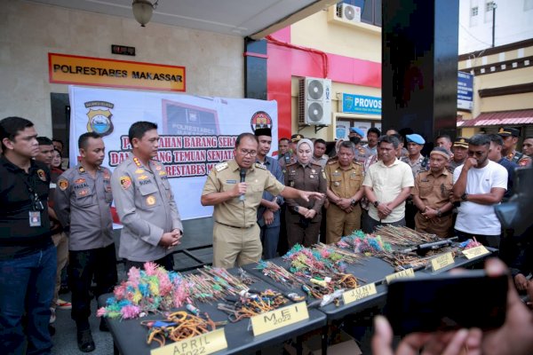 Hadiri Pemusnahan 940 Buah Sajam, Danny : Pembusuran di Makassar Berkurang