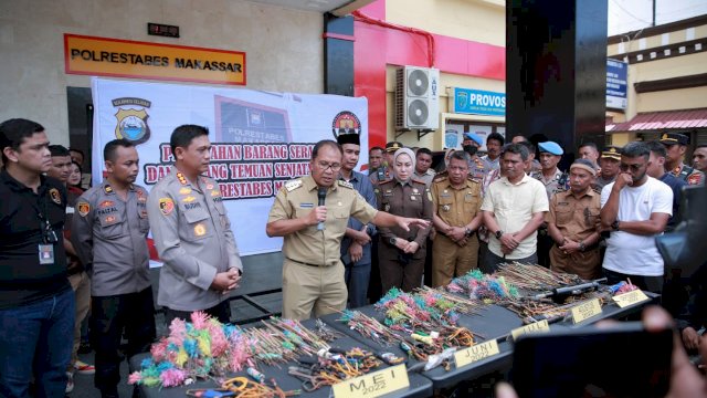 Hadiri Pemusnahan 940 Buah Sajam, Danny : Pembusuran di Makassar Berkurang