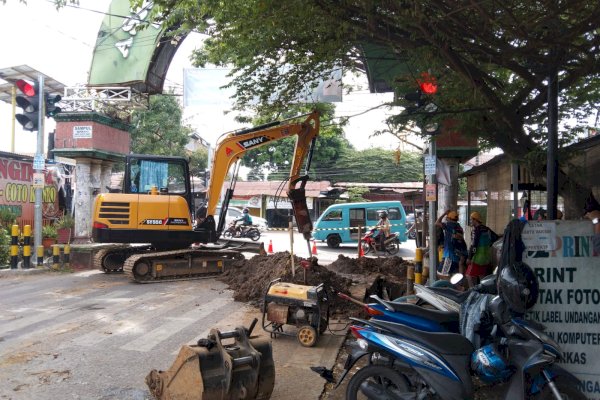 Pipa Induk Bocor di Tengah Jalan Goa Ria, PDAM Sampaikan Permohonan Maaf