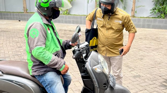 Program Ojol Day, Staf Dispar Makassar Ramai-ramai Gunakan Ojol