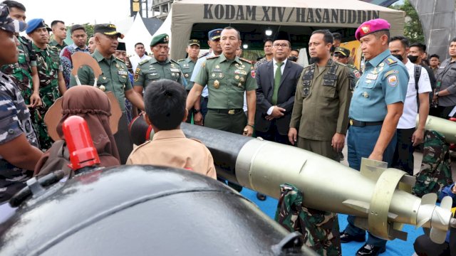 Wali Kota Makassar Bersama Pangdam XIV/Hasanuddin Buka Pameran Alutsista TNI