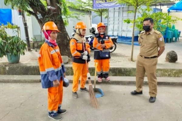 Bercengkerama dengan Satgas Kebersihan Aktifitas Rutin Camat Biringkanaya