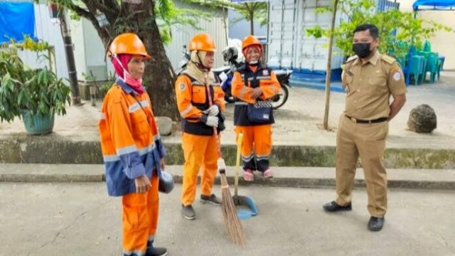 Bercengkerama dengan Satgas Kebersihan Aktifitas Rutin Camat Biringkanaya