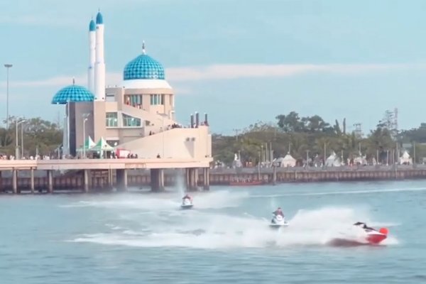 Atlet Jet Ski Brunai Darussalam dan Malaysia Meriahkan Parade Jet Ski Pembukaan Makassar F8