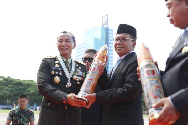 Danny Pomanto Saksikan Parade Alusista di Upacara HUT ke – 77 Tahun TNI