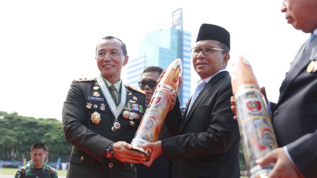 Danny Pomanto Saksikan Parade Alusista di Upacara HUT ke – 77 Tahun TNI