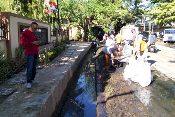 Kadis PU Makassar Dampingi Wakil Walikota Fatmawati Tinjau Pengerukan Drainase di Manggala