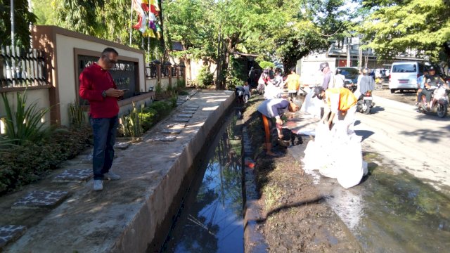 Kadis PU Makassar Dampingi Wakil Walikota Fatmawati Tinjau Pengerukan Drainase di Manggala