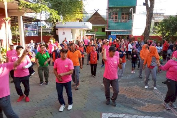 Camat Ujung Tanah Senam Pagi Bareng Warga