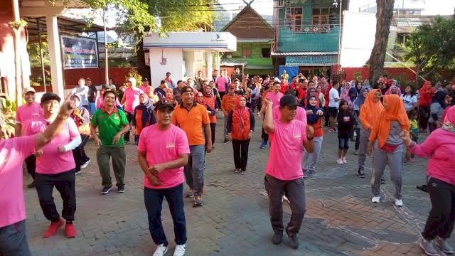 Camat Ujung Tanah Senam Pagi Bareng Warga