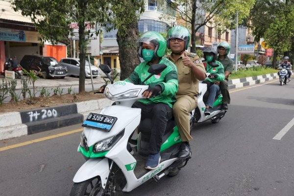 Pekan Keenam Ojol Day, Danny Pomanto Naik Grab Menuju Dukcapil