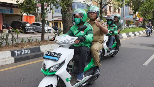 Pekan Keenam Ojol Day, Danny Pomanto Naik Grab Menuju Dukcapil