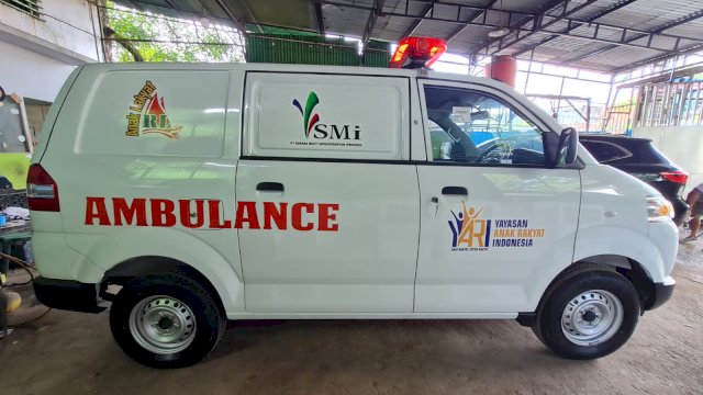 Ketua DPRD Rudianto Lallo Serahkan Bantuan Ambulans ke Warga Maccini