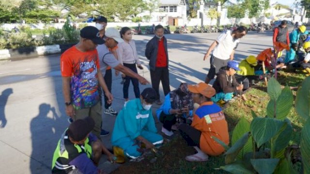 Maanfatkan Ruang, ASN Kecamatan Tamalanrea Tanam Bayam