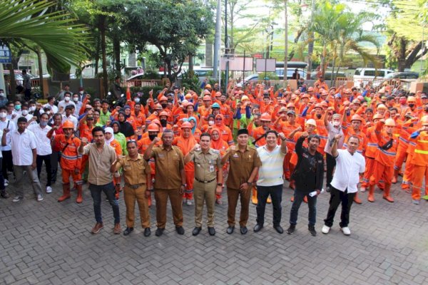 Camat Mamajang Serahkan SK Laskar Pelangi