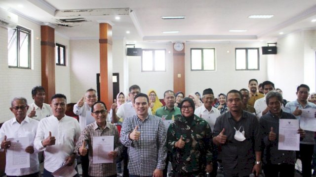 Camat Ari Fadli Serahkan SK LPM Se Mamajang