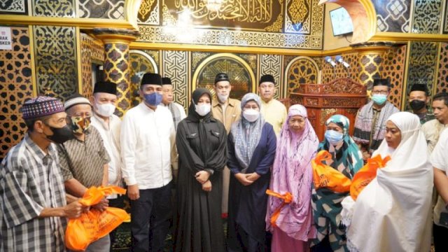 Camat Makassar Dampingi Wawali Fatmawati Rusdi Salat Subuh Berjamaah