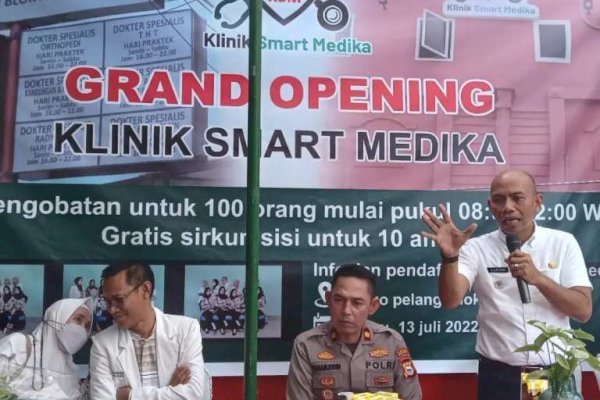 Lurah Buntusu Dampingi Camat Andi Salman di Grand Opening Klinik Smart Medika