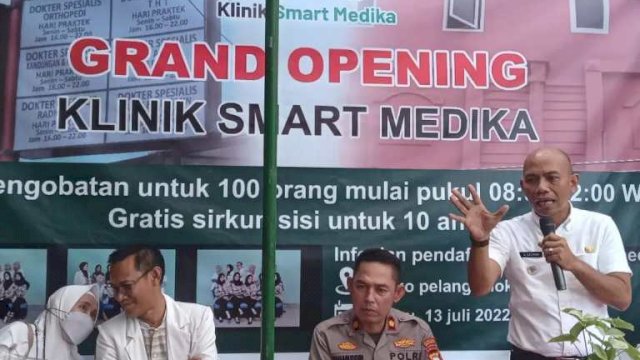 Lurah Buntusu Dampingi Camat Andi Salman di Grand Opening Klinik Smart Medika