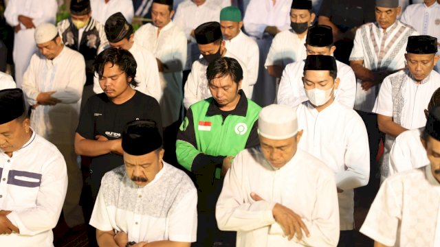 Driver Ojol Ikut Serta Hadiri Shalat Subuh Berjamaah, Doakan Kota Makassar