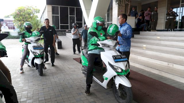 Konsisten Menggunakan Ojol, Danny Naik Grab Menuju Lokasi Rakernis